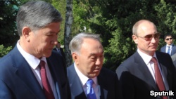 Слева направо: президент Кыргызстана Алмазбек Атамбаев, президент Казахстана Нурсултан Назарбаев, президент России Владимир Путин во время встречи в рамках саммита ОДКБ. Бишкек, 28 мая 2013 года.