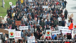 Митинг в Бишкеке за отставку действующей власти и президента Аскара Акаева. Масштабные протесты привели к свержению Акаева. 24 марта 2005 года.