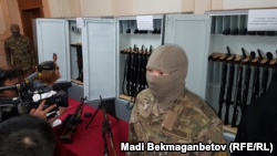 Арсенал оружия, показанный журналистам в КНБ. Оружие, как сообщили в КНБ, было изъято у «преступного сообщества» Тулешова. Астана, 11 июля 2016 года.