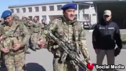 Председатель КНБ Карим Масимов (в центре) в окружении бойцов спецназа КНБ.
