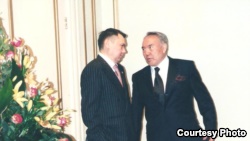Рахат Алиев и Нурсултан Назарбаев беседуют в резиденции президента в 2001 году. Фото из книги Рахата Алиева «Крестный тесть».