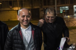 Казахский оппозиционный политик Мухтар Аблязов (в центре) в первые минуты после освобождения из тюрьмы во Франции. 9 декабря 2016 года.