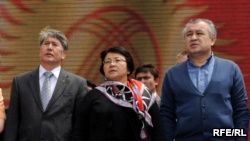 Члены Временного правительства Кыргызстана (слева направо): Алмазбек Атамбаев, Роза Отунбаева и Омурбек Текебаев. Бишкек, 17 мая 2010 года.