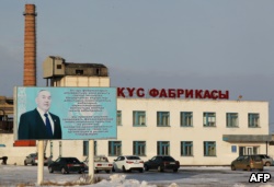 Билборд с портретом президента Казахстана Нурсултана Назарбаева на фоне здания птицефабрики. Аркалык, 14 декабря 2016 года.