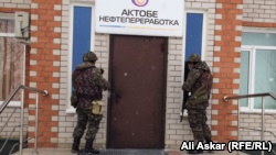 Бойцы спецназа на территории нефтеперерабатывающего завода в Актобе, где проходит «спецоперация» КНБ. Актобе, 7 декабря 2016 года.
