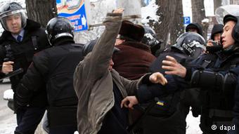 Милиция разгоняет протестующих в Жанаозене