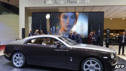 Автомобиль британского автоконцерна Rolls-Royce на Женевском автосалоне. Март 2013 года.
