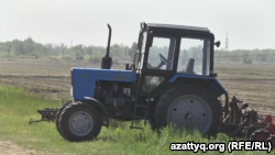 Трактор на поле. Павлодарская область, 20 мая 2016 года.
