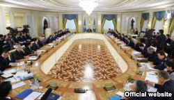 Расширенное заседание правительства Казахстана с участием президента Нурсултана Назарбаева. Астана, 18 ноября 2015 года.