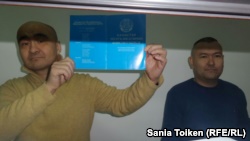 Активисты Макс Бокаев (слева) и Талгат Аян в суде, где их обвиняют в «возбуждении розни», «распространении заведомо ложной информации» и «нарушении порядка проведения митинга». Атырау, 18 октября 2017 года.