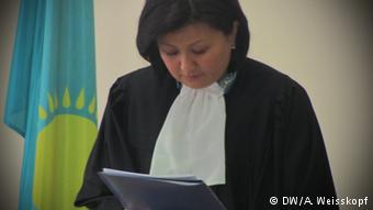 Судья в Алма-Ате зачитывает приговор