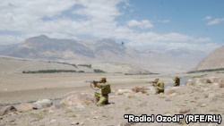 Таджикские пограничники на границе с Афганистаном. 7 марта 2016 года.
