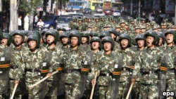 Китайские солдаты на улицах города Урумчи. Иллюстративное фото.