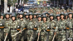 Китайские солдаты на улицах города Урумчи. Иллюстративное фото.