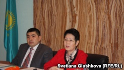 Директор департамента законодательства министерства юстиции Дархан Игембаев и заместитель министра юстиции Казахстана Зауреш Баймолдина. Астана, 28 марта 2017 года.