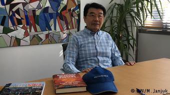 Акежан Кажегельдин в Берлине дает интервью DW