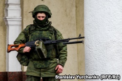 Вооруженный российский солдат у здания захваченного аэропорта Симферополя. 28 февраля 2014 года.