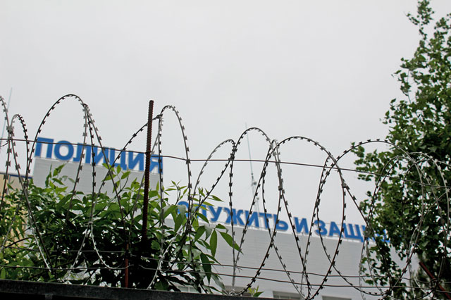 Здание ДВД Актюбинской области напоминает неприступную крепость. Фото авторов