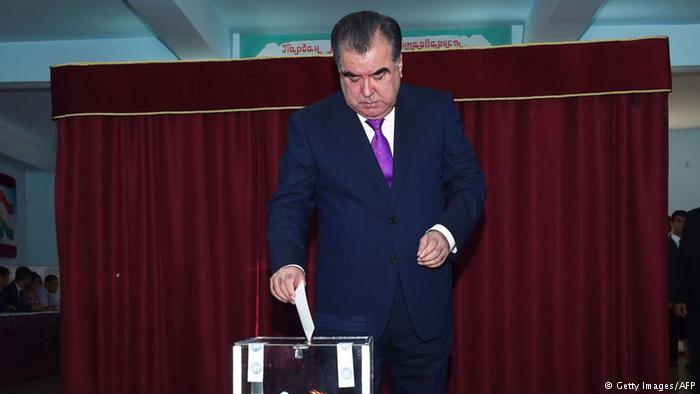Эмомали Рамон голосует на конституционном референдуме, 2016