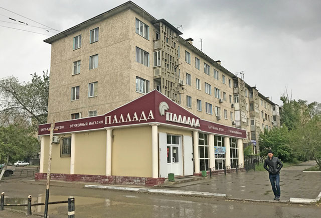 Магазин «Паллада» сегодня, в котором террористы захватили оружие. Фото авторов