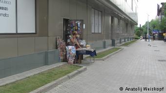 Хозяйка газетного лотка, успевшая перебраться на новое место