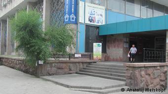 Еще в середине июня здесь был газетный киоск. Алма-Ата