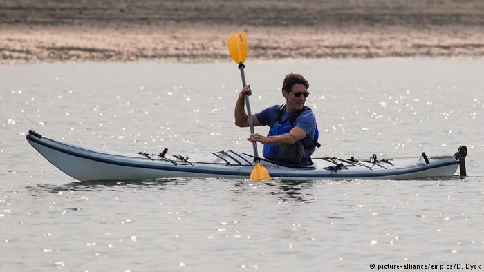 Kanada Ministerpräsident Trudeau im Kajak (Ausschnitt) (picture-alliance/empics/D. Dyck)